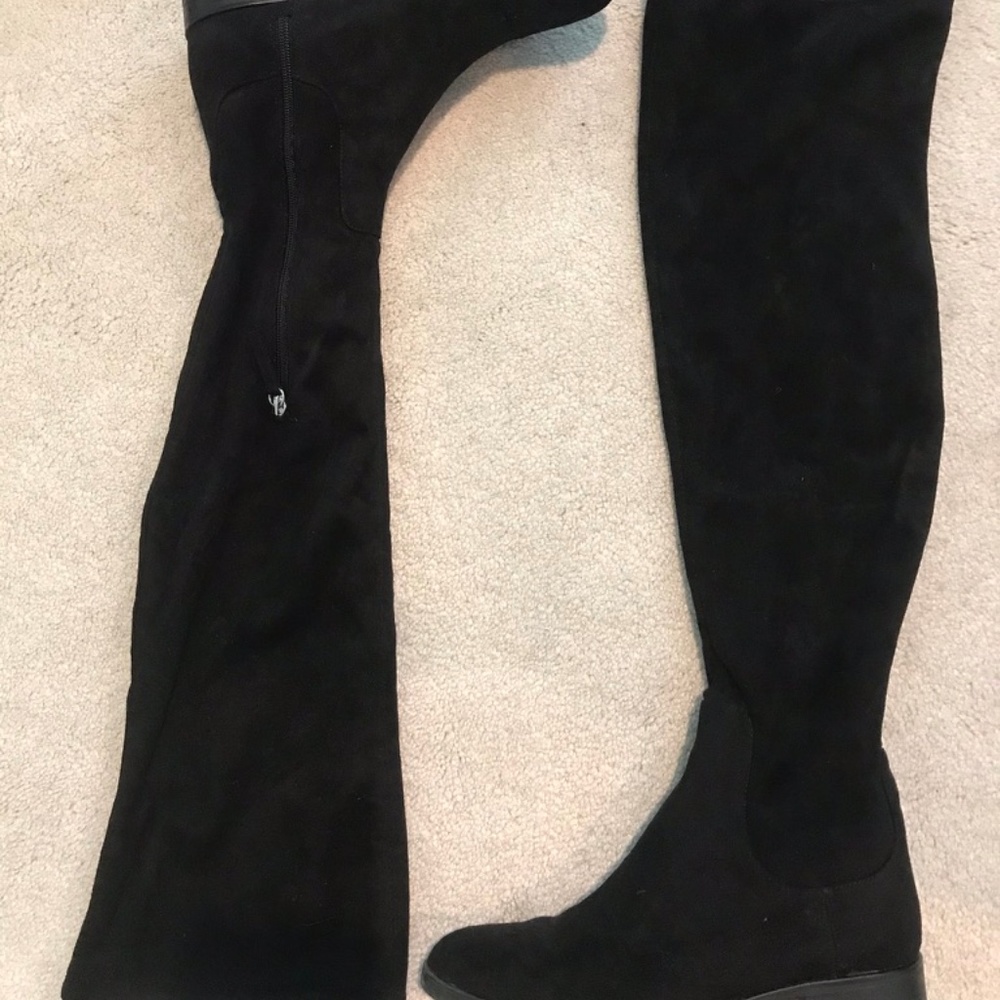 FLAT HEELED OVER-THE-KNEE BOOTS